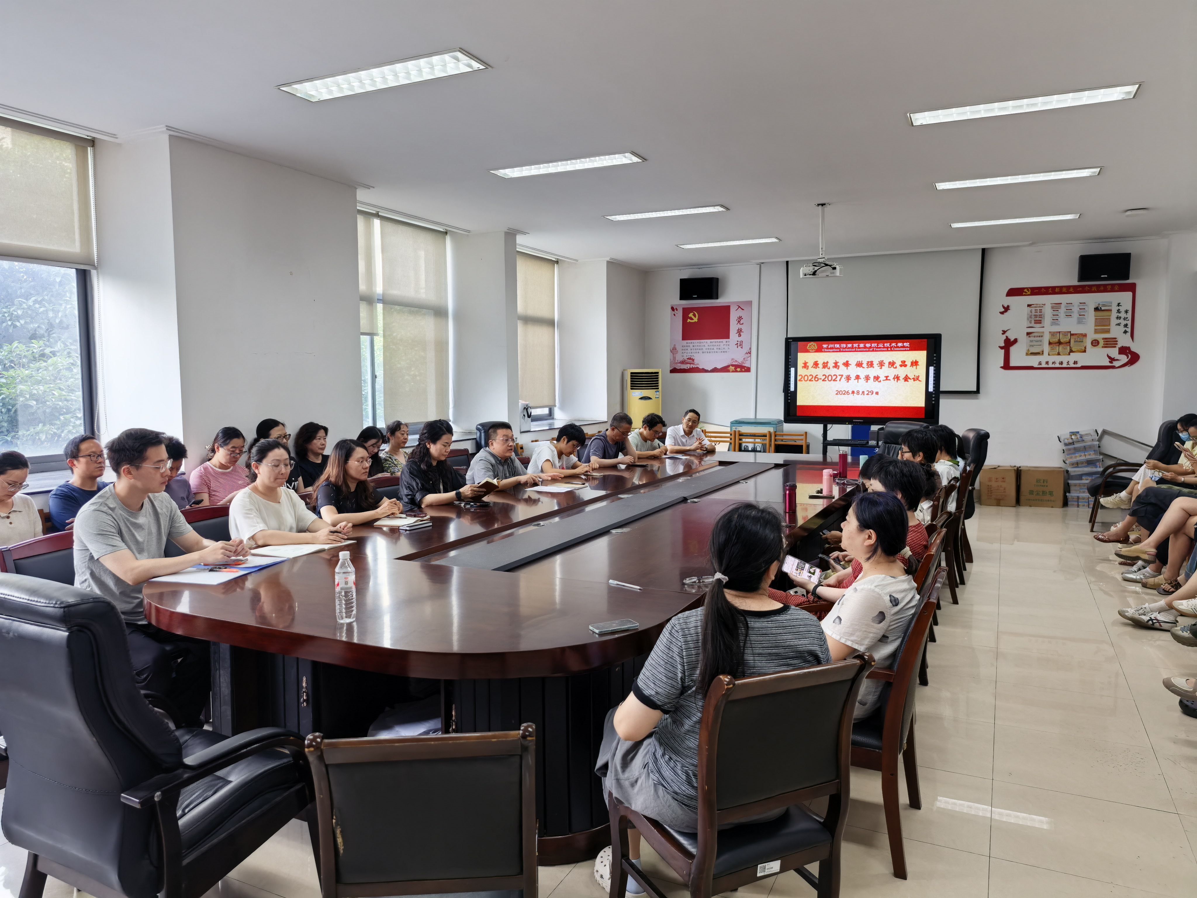 高原筑高峰 做强学院品牌.jpg 高原筑高峰 做强学院品牌.jpg